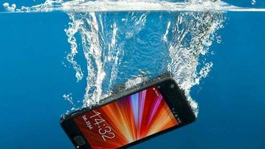 Apa-yang-Harus-Dilakukan-Jika-Handphone-Masuk-Ke-Air (1)